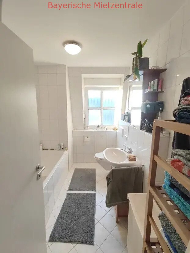 ***BAYERISCHE MIETZENTRALE: 2-Zimmer DG-Wohnung mit Balkon und Tiefgaragenstellplatz in Amberg, zentral und ruhig!!!***