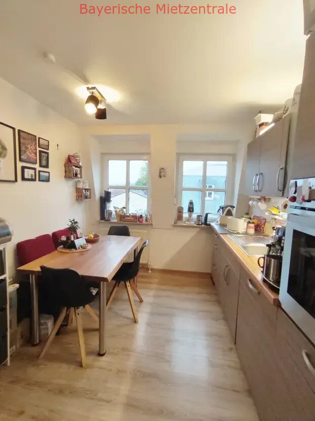 ***BAYERISCHE MIETZENTRALE: 2-Zimmer DG-Wohnung mit Balkon und Tiefgaragenstellplatz in Amberg, zentral und ruhig!!!***