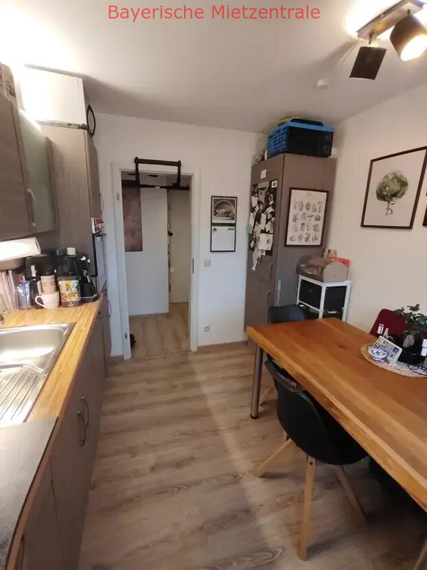 ***BAYERISCHE MIETZENTRALE: 2-Zimmer DG-Wohnung mit Balkon und Tiefgaragenstellplatz in Amberg, zentral und ruhig!!!***