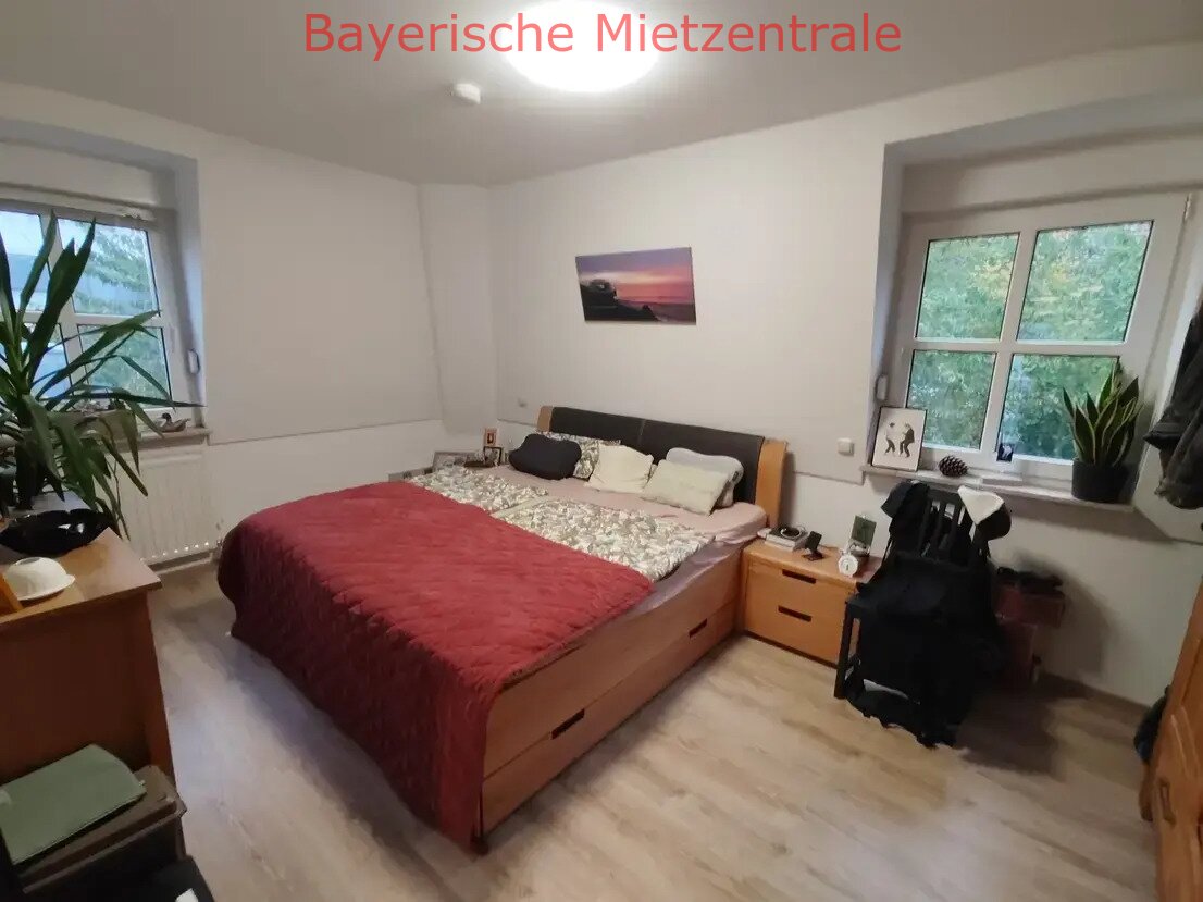 ***BAYERISCHE MIETZENTRALE: 2-Zimmer DG-Wohnung mit Balkon und Tiefgaragenstellplatz in Amberg, zentral und ruhig!!!***