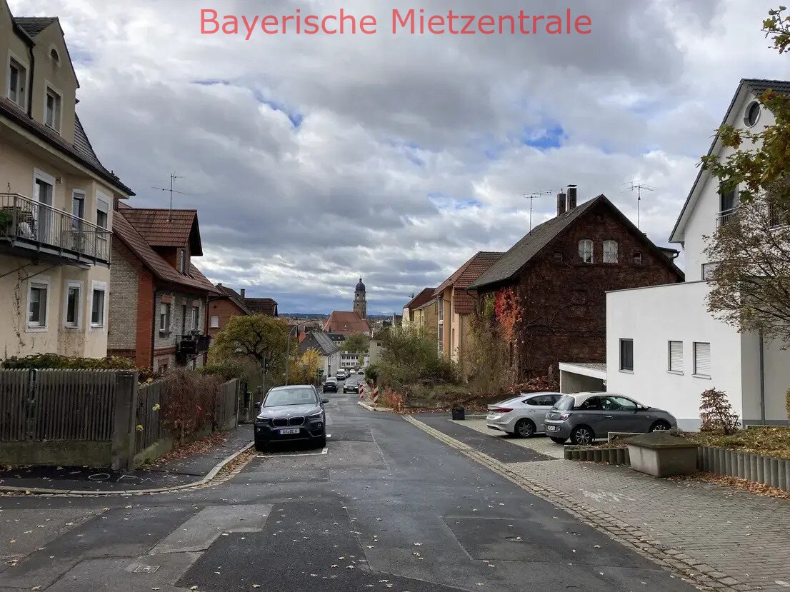***BAYERISCHE MIETZENTRALE: 2-Zimmer DG-Wohnung mit Balkon und Tiefgaragenstellplatz in Amberg, zentral und ruhig!!!***