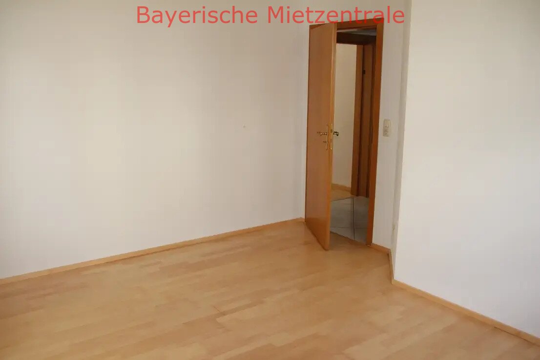 ***BAYERISCHE MIETZENTRALE: Stilvolle, vollst. renovierte 3-Raum-Erdgeschosswohnung mit geh. Innenausstattung!!!***