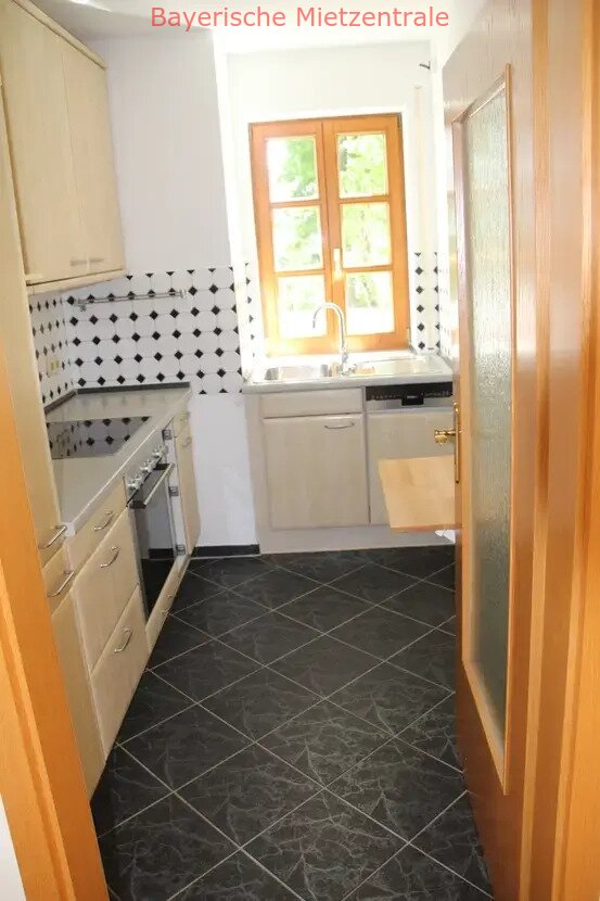 ***BAYERISCHE MIETZENTRALE: Stilvolle, vollst. renovierte 3-Raum-Erdgeschosswohnung mit geh. Innenausstattung!!!***