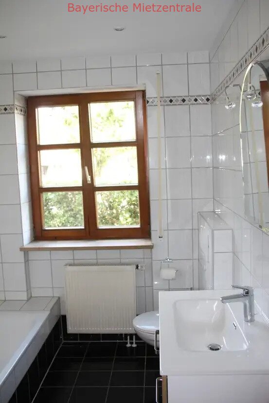 ***BAYERISCHE MIETZENTRALE: Stilvolle, vollst. renovierte 3-Raum-Erdgeschosswohnung mit geh. Innenausstattung!!!***