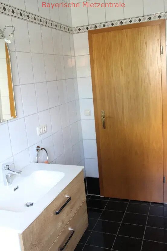 ***BAYERISCHE MIETZENTRALE: Stilvolle, vollst. renovierte 3-Raum-Erdgeschosswohnung mit geh. Innenausstattung!!!***