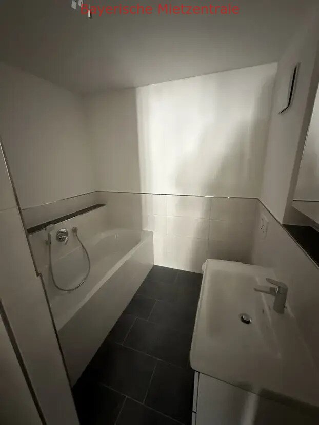 ***BAYERISCHE MIETZENTRALE: Erstbezug: Wohnung mit drei Zimmern sowie Balkon und EBK in Neustadt!!!***