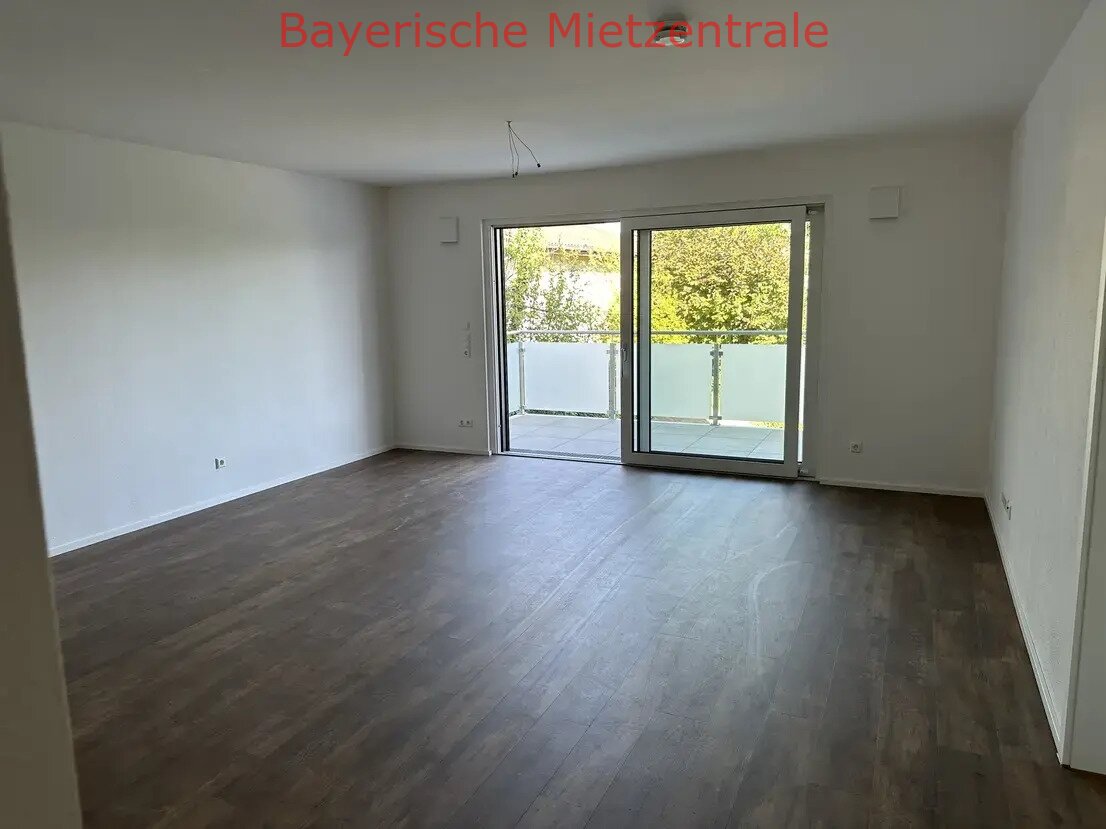 ***BAYERISCHE MIETZENTRALE: Erstbezug: Wohnung mit drei Zimmern sowie Balkon und EBK in Neustadt!!!***