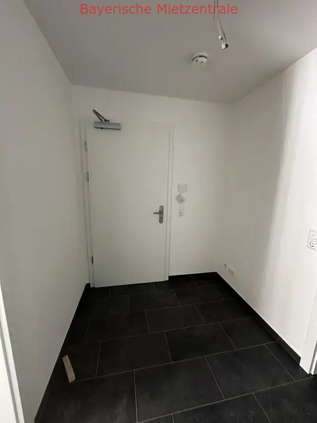 ***BAYERISCHE MIETZENTRALE: Erstbezug: Wohnung mit drei Zimmern sowie Balkon und EBK in Neustadt!!!***