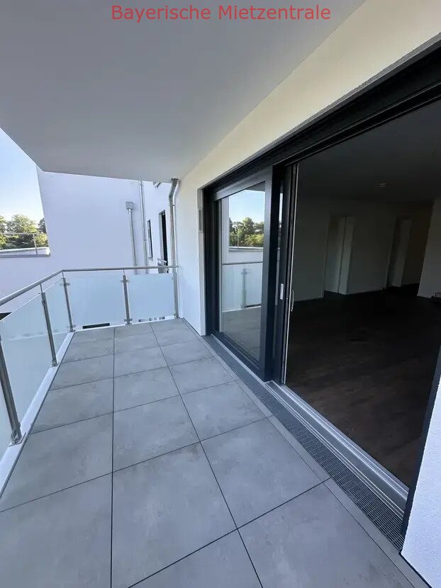 ***BAYERISCHE MIETZENTRALE: Erstbezug: Wohnung mit drei Zimmern sowie Balkon und EBK in Neustadt!!!***