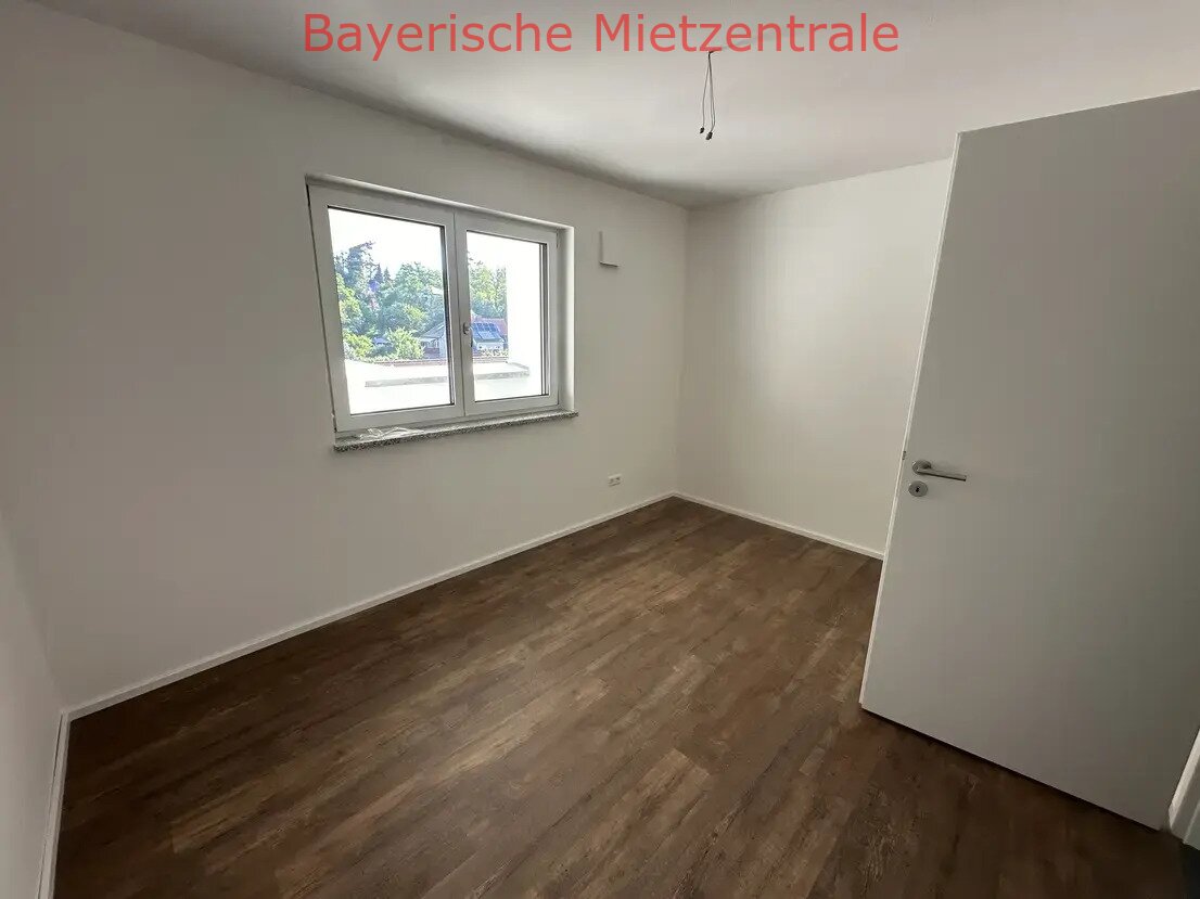 ***BAYERISCHE MIETZENTRALE: Erstbezug: Wohnung mit drei Zimmern sowie Balkon und EBK in Neustadt!!!***