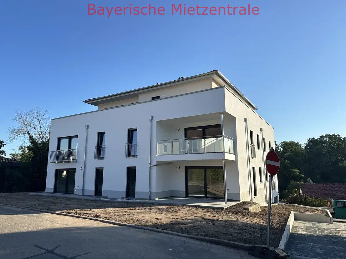 ***BAYERISCHE MIETZENTRALE: Erstbezug: Wohnung mit drei Zimmern sowie Balkon und EBK in Neustadt!!!***