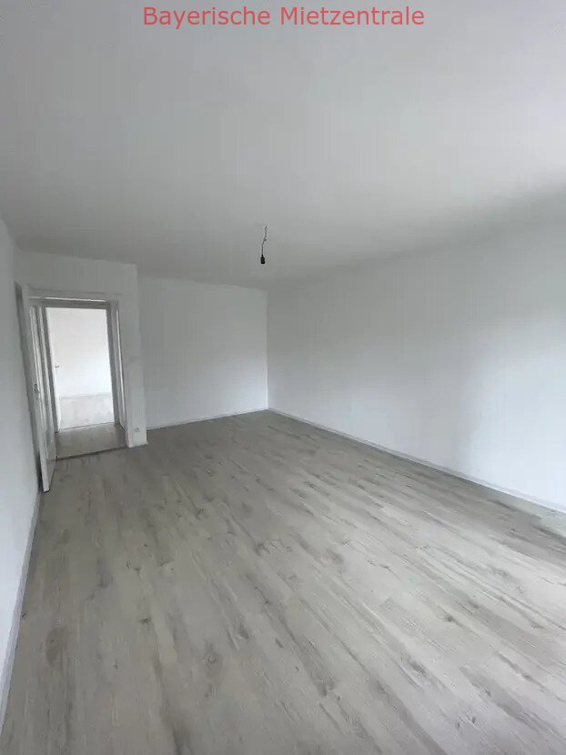 ***BAYERISCHE MIETZENTRALE: 3-Zimmer-Wohnung mit Balkon und EBK in Regensburg!!!***