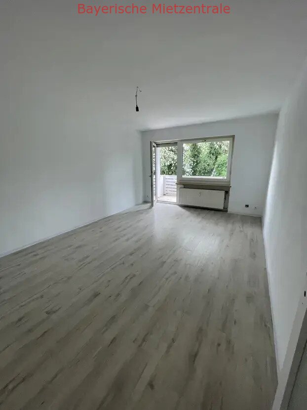 ***BAYERISCHE MIETZENTRALE: 3-Zimmer-Wohnung mit Balkon und EBK in Regensburg!!!***