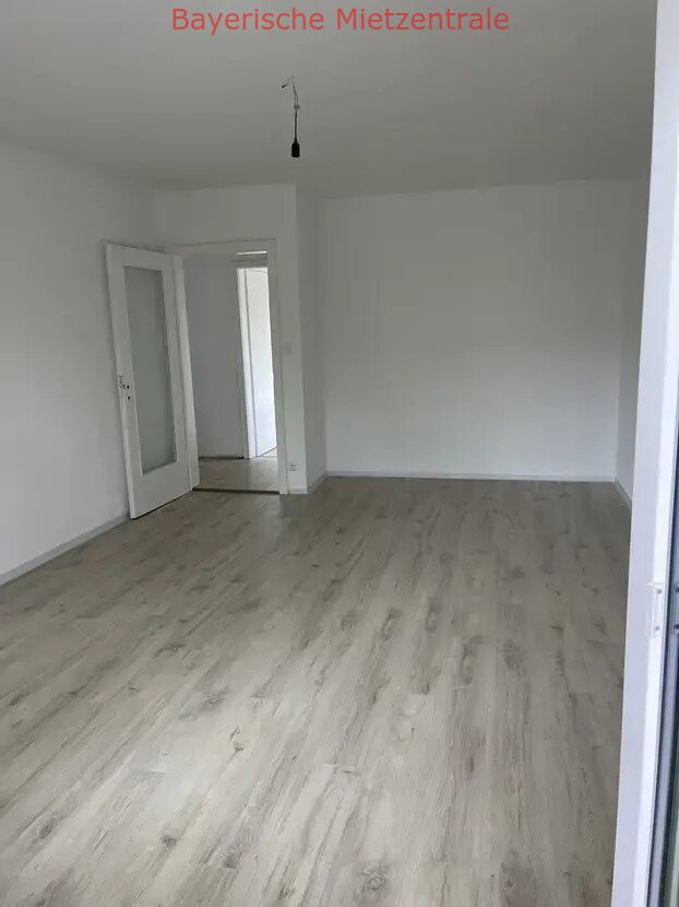 ***BAYERISCHE MIETZENTRALE: 3-Zimmer-Wohnung mit Balkon und EBK in Regensburg!!!***