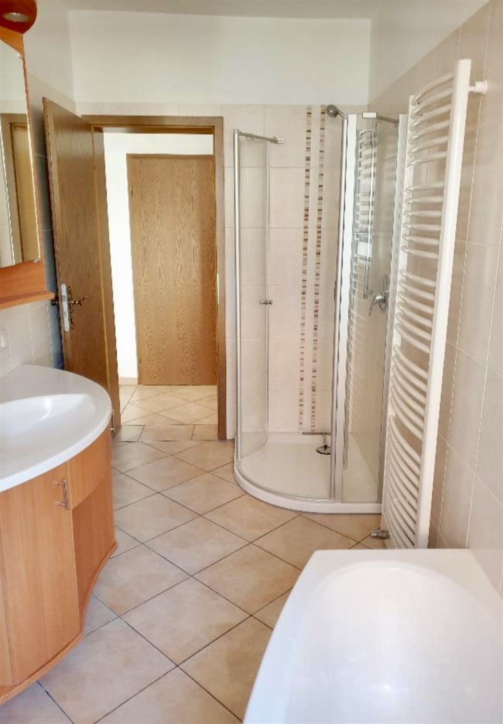 MEGA - Interessant: 2x MFH mit je 2 WE, saniert/ renoviert, 3 Garagen